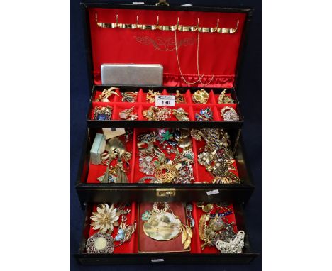 Good quality jewellery box, the interior comprising over 100 brooches, some with enamelled decoration, butterflies, flowers e