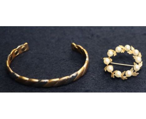 9ct gold cultured pearl circle brooch and a costume jewellery bangle. 5.8 grams.(B.P. 21% + VAT) 