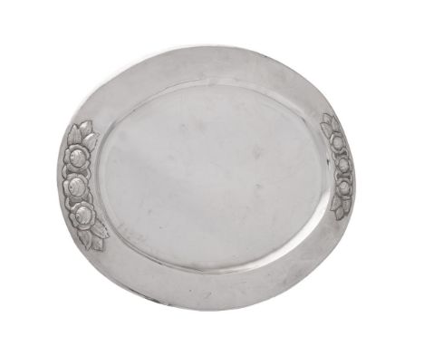 A Mexican silver coloured oval plate, maker's mark obscured and stamped 925, late 20th century, the ends embossed with floral