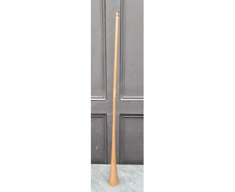 An old copper hunting horn,&nbsp;113.5cm long. 
