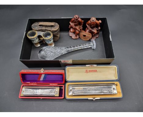 A mixed lot, to include two Hohner harmonicas. (6) 