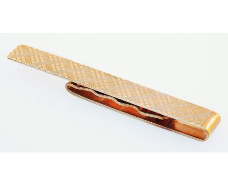 A 9ct gold money clip, of engine turned outline with articulated spring back, 7cm wide, 10g.  (in associated case)