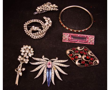 6 QUALITY VINTAGE BROOCHES + BANGLE