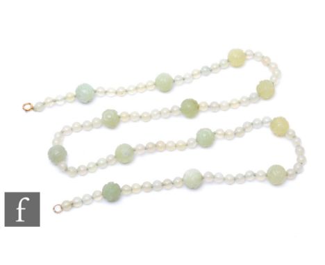 An early 20th Century jade bead necklet detailed with thirteen&nbsp;large carved bead spacers, length 80cm, weight 81g, termi