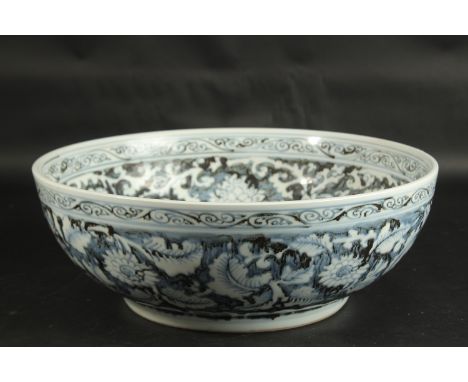 A VERY LARGE CHINESE EXPORT / ISLAMIC MARKET BLUE AND WHITE PORCELAIN FLORAL BOWL, 41cm diameter.