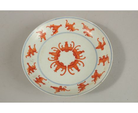 A CHINESE BLUE AND WHITE WITH IRON RED PORCELAIN BAT DISH, with character mark to base, 15.5cm diameter.