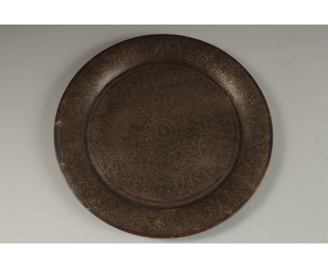 A VERY FINE 19TH CENTURY INDIAN BRASS INLAID WOODEN PLATE, 31cm diameter.