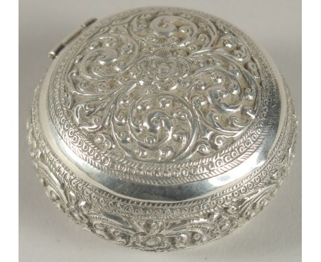 A FINELY ENGRAVED INDIAN OR SRI LANKAN SILVER SNUFF BOX, 5.5cm wide.