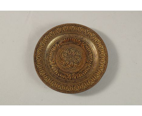 A VERY FINE 19TH CENTURY SPANISH TOLEDO GOLD INLAID STEEL PIN DISH, bearing Arabic calligraphy, 7.5cm diameter.