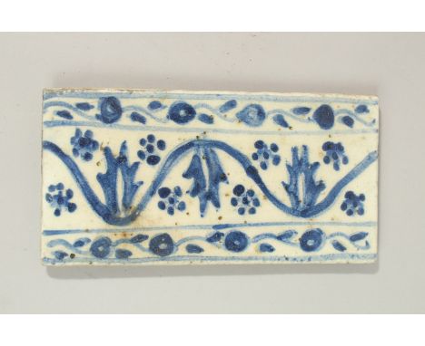 A RARE 18TH CENTURY TURKISH OTTOMAN KUTAHYA GLAZED POTTERY BORDER TILE, 20cm x 10cm.