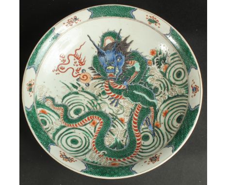 A CHINESE FAMILLE VERTE PORCELAIN DRAGON PLATE, the base with six-character mark, 28cm diameter.