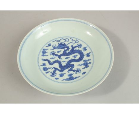 A CHINESE BLUE AND WHITE PORCELAIN DRAGON DISH, with four-character mark, 20cm diameter.