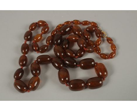 AN AMBER BEADED NECKLACE.