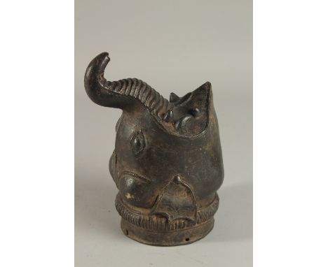 AN 18TH CENTURY SOUTH INDIAN BRONZE ELEPHANT SHAPED PALANQUIN FINIAL, 20cm long.