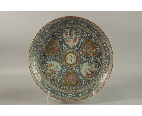 A VERY FINE CHINESE CANTON ISLAMIC MARKET PORCELAIN CHARGER, beautifully decorated with central calligraphic panel, emanating