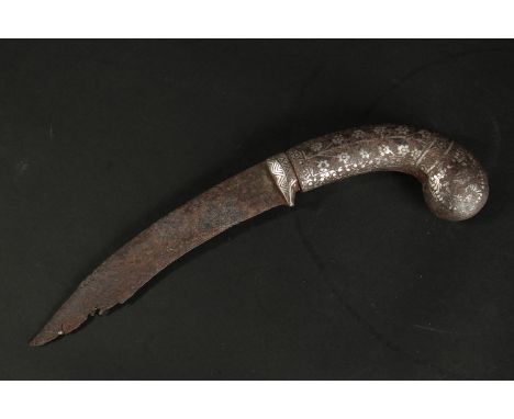 A RARE 17TH-18TH CENTURY MUGHAL INDIAN SILVER INLAID DAGGER, 28cm long.