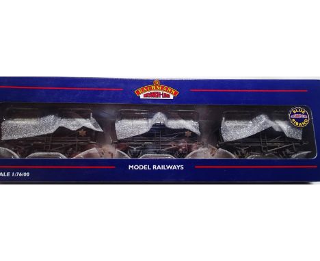 OO scale Bachmann 37-665Z set of three tank wagons, Lion Emulsions weathered in excellent condition, storage wear to box, Her