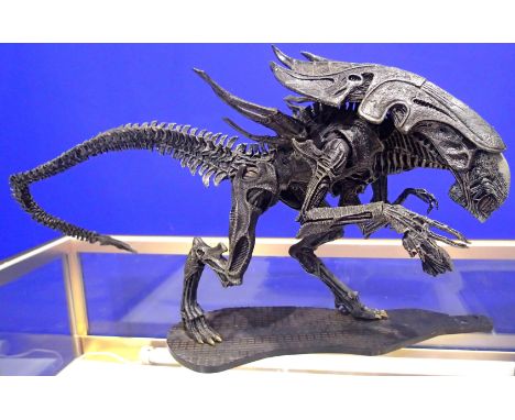 Movie Maniacs 6, Alien Queen figurine in good condition, boxed, H: 26 cm. P&amp;P Group 3 (£25+VAT for the first lot and £5+V