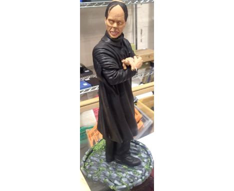 Horror movie vampire resin figure in good condition, H: 32 cm. P&amp;P Group 3 (£25+VAT for the first lot and £5+VAT for subs