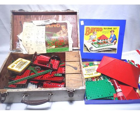 Small selection of vintage red/green Meccano in small wooden chest and a Bayko set with build book, contents unchecked. P&amp
