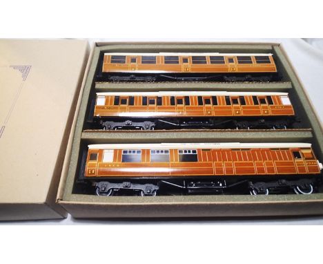 O gauge Ace Trains LNER C/4 Set B of three L.N.E.R teak coaches to include 63291 3rd class, 6461 1st class, 1516 brake/third 