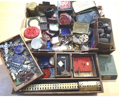 Selection of vintage Meccano parts includes Clockwork Motors, small ball place, gears etc in mostly good condition. P&amp;P G