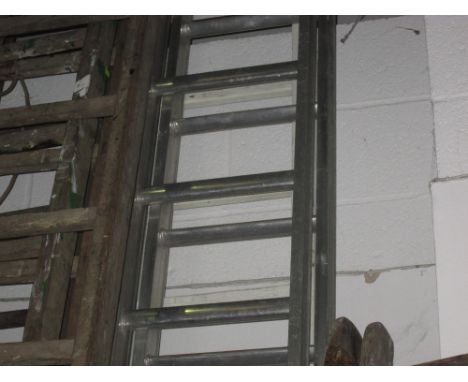 Aluminium extending ladder