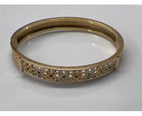 Beautiful 18ct gold Emerald and white stone bangle (18.8g)