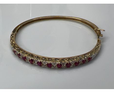 Stunning ladies 9ct gold Ruby and white stone bangle (9.9g)
