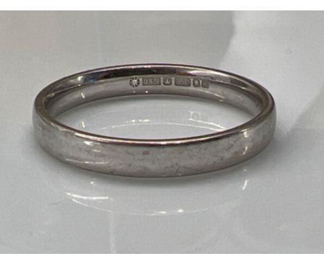 18ct white gold wedding band, size R (4g)