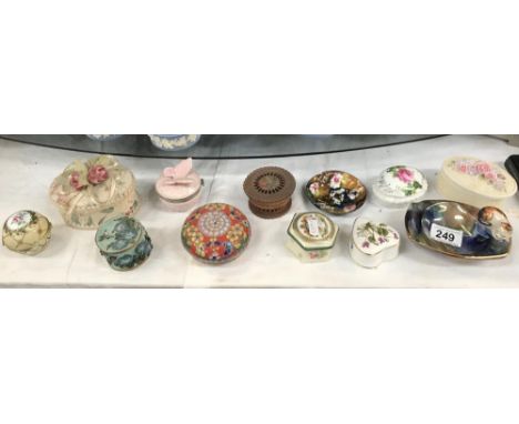 A quantity of trinket pots etc.