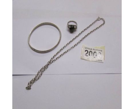 A silver neck chain (5 grams), a silver bangle (4 grams) and a white metal ring.