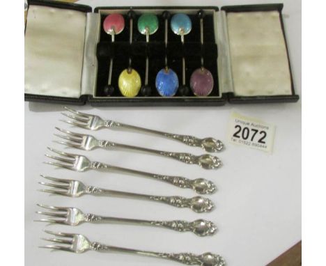 A cased set of 6 silver and enamel coffee spoons (hall marked Birmingham, 1959, makers mark obscured by bean, approximately 5