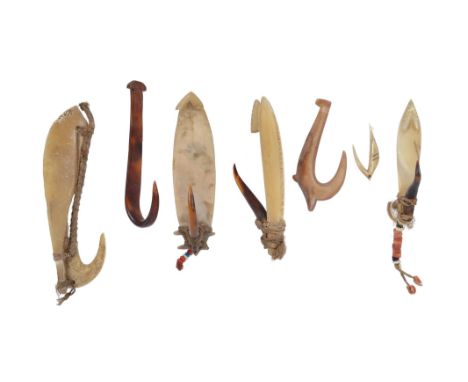 λSix Solomon Islands fish hooks Melanesia including a one-piece turtleshell, 7cm long, two one-piece shell from Uki, Ulawa, t