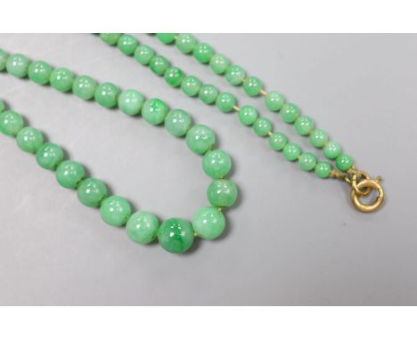 A single strand graduated jade bead necklace, 44cm, gross weight 23.6 grams.