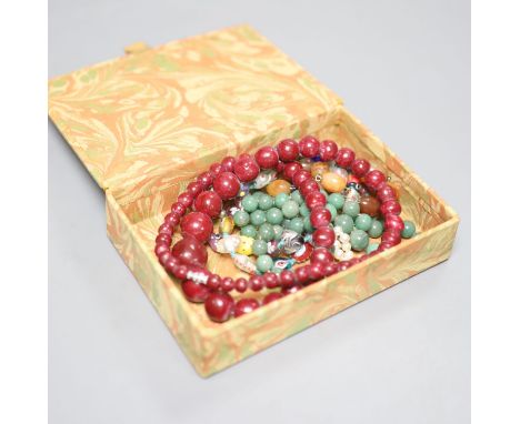 A single row pearl necklace with 9ct gold clasp and four other necklaces, comprising a simulated jade bead necklace, an agate