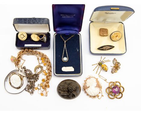 A collection of predominantly Victorian and later jewellery to include eight brooches comprising two cameo brooches (one 9 ct