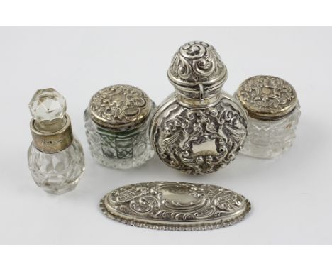 An Edward VII hallmarked silver gilt repoussé decorated carrying case containing a green glass smelling salts bottle, Birming