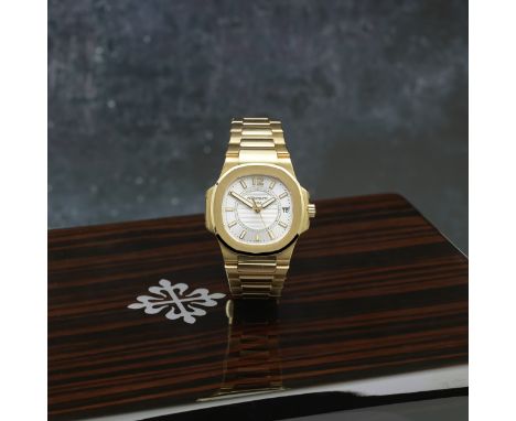 Patek Philippe. A fine 18K rose gold mid-size quartz calendar bracelet watchModel: NautilusReference: 7011/1R-001Date: Purcha
