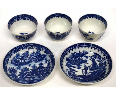 Group of Worcester tea bowls and saucers with disguised numeral marks to base comprising three tea bowls and two saucers (5)