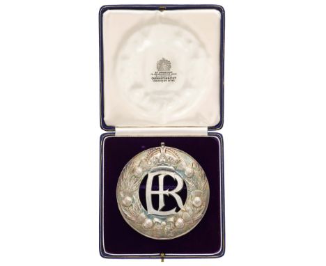 London Scottish Pipe-Major’s EIIR cased plaid brooch by Carrington.Fine rare die-cast silvered Queen Elizabeth badge viz. quo