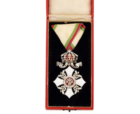 Bulgaria. WW1 Order of Civil Merit 5th Class, cased breast badgeA good white enamel cross with silver oak sprays between the 