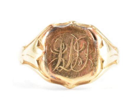 A hallmarked 18ct gold signet ring. The ring having an armorial crest to the head with foliate shoulders. Hallmarked Birmingh