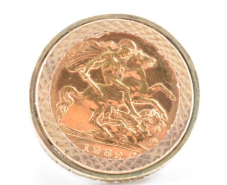 A hallmarked 9ct gold half sovereign ring. The ring being set with a 1982 'George and the Dragon' half sovereign having incis