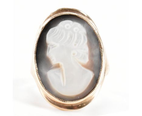 A hallmarked 9ct gold and mother of pearl signet ring. The ring featuring a carved female figure facing left. Hallmarked Birm