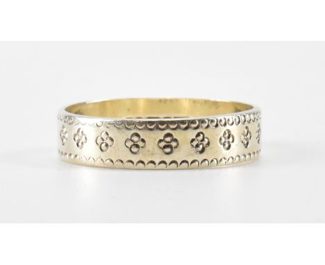 A hallmarked 9ct gold wedding band ring. The ring having moulded detailing to the band. Hallmarked under London 1990 sponsors