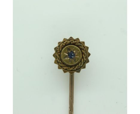 15ct gold sapphire set pin in a fitted box, 1.5g. UK P&amp;P Group 1 (£16+VAT for the first lot and £2+VAT for subsequent lot