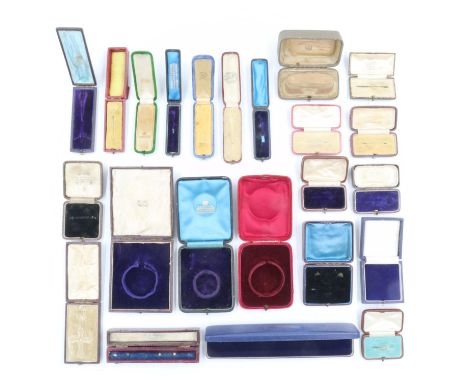 A large quantity of antique and vintage jewellery boxes. UK P&amp;P Group 1 (£16+VAT for the first lot and £2+VAT for subsequ