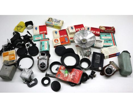 Large collection of vintage camera accessories including bulbs, filters &amp; flashguns. UK P&amp;P Group 2 (£20+VAT for the 