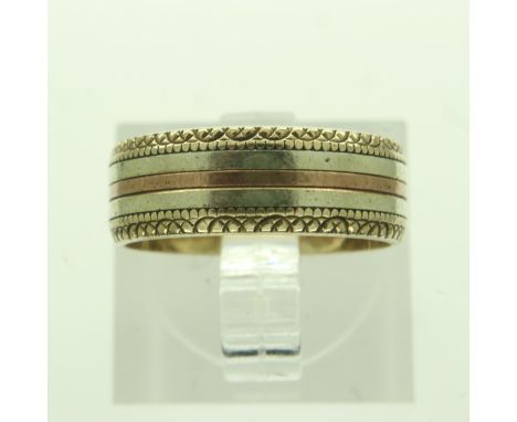 9ct tri-gold band ring, J/K, 3.1g. UK P&amp;P Group 0 (£6+VAT for the first lot and £1+VAT for subsequent lots) 